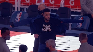 SAN FRANCISCO, CALIFORNIA - JANUARY 06: Stephen Curry #30 of the Golden State Warriors wears a Black Lives Matter t-shirt before their game against the LA Clippers at Chase Center on January 06, 2021 in San Francisco, California. NOTE TO USER: User expressly acknowledges and agrees that, by downloading and or using this photograph, User is consenting to the terms and conditions of the Getty Images License Agreement.   Ezra Shaw/Getty Images/AFP
 == FOR NEWSPAPERS, INTERNET, TELCOS &amp; TELEVISION USE ONLY ==