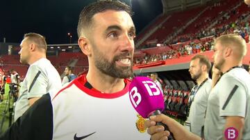 El centrocampista del Mallorca, Sergi Darder, atiende al micrófono de IB3 en el Trofeo Ciudad de Palma.