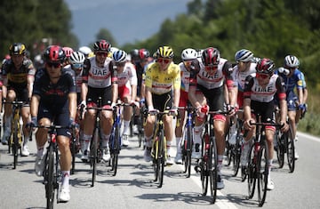 Tadej Pogacar, lídel del Tour, en medio del pelotón.