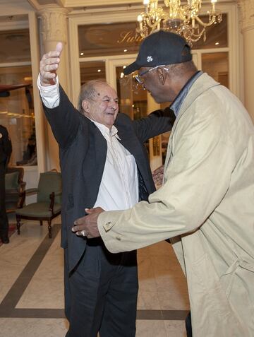 Bob Beamon recibi¨® a Miguel Vidal con un entra?able abrazo.