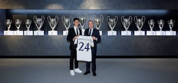 Arda Güler posa con el presidente del Real Madrid delante de todas las Champions League conseguidas por el Real Madrid.