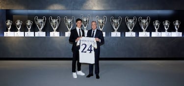 Arda Güler posa con el presidente del Real Madrid delante de todas las Champions League conseguidas por el Real Madrid.