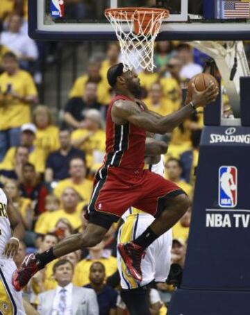 LeBron James entrando a canasta.