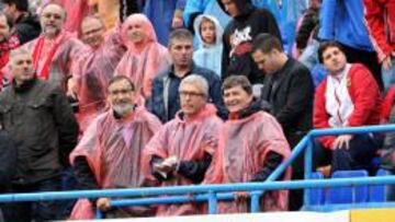 El presidente del N&agrave;stic, Josep Maria Andreu, junto a los aficionados grana en la grada del estadio de Palam&oacute;s.