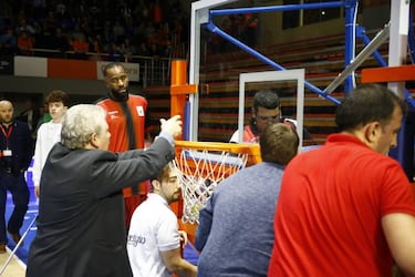 El Fuenla-Valencia se retrasa una hora al romperse un tablero