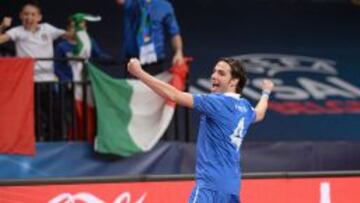 Romano celebra el primer gol de Italia.
