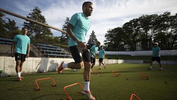 Dani Alves y Diego Carlos se entrenan con Brasil en Jap&oacute;n.