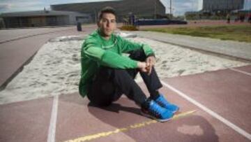 EN CASA. Pablo Torrijos en la pista de atletismo de Castell&oacute;n tras batir su r&eacute;cord nacional de triple. 
 