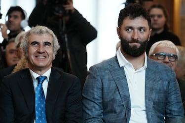 El golfista John Rahm recibió el premio Dama Bilbaina 2023 en los salones de la Sociedad Bilbaina en reconocimiento a su trayectoria deportiva.
