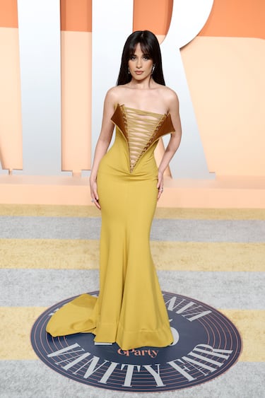 Camila Cabello posa en la alfombra roja de la de la fiesta de los Oscar 2025 de Vanity Fair celebrada en Beverly Hills.
