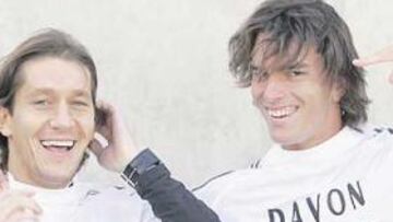 Salgado y Pavón posaron con sus respectivas camisetas del revés, mostrando los números centenarios en Liga que ambos alcanzarán hoy como futbolistas del Real Madrid