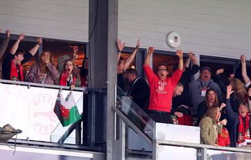 Los actores y propietarios del Wrexham, Rob McElhenney y Ryan Reynolds, celebran el tercer gol de Sam Smith, del Wrexham.