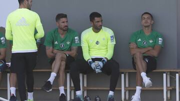 Adán, junto a Javi García y Feddal.