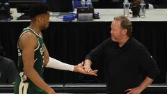 Mike Budenholzer saluda a Giannis Antetokounmpo durante un partido de las Finales de la NBA, que han enfrentado a Milwaukee Bucks y a Phoenix Suns.