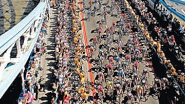 <b>MONUMENTAL. </b>El famoso Tower Bridge (1892) despidió al pelotón de Londres, camino de Canterbury.