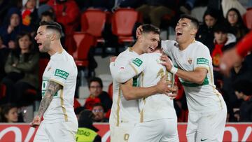 PALMA DE MALLORCA, 04/03/2023.- El delantero del Elche Lucas Boyé (2-i) celebra con sus compañeros tras marcar ante el Mallorca, durante el partido de Liga en Primera División que RCD Mallorca y Elche CF disputan este sábado en el estadio de Son Moix, en Palma de Mallorca. EFE/Cati Cladera
