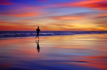 Divertida y acogedora, marinera y pesquera, como lo demuestra su puerto y su lonja, de las más importantes en el territorio nacional en la compra-venta de pescado fresco. Enclavada entre marismas, pinares y playas, Isla Cristina te ofrece en estas últimas variedad y cantidad, pues contando los propios y mancomunados posee algo más de trece kilómetros. Destacan la Playa de El Cantil, Punta del Caimán, playa Central, playa del Hoyo, playa de la Casita Azul, playa de La Redondela y playa de Islantilla La Costa de Huelva ofrece cientos de rincones en los que poder perderte y desconectar del mundanal ruido. Exquisitos paisajes en los que disfrutar de la naturaleza en pleno apogeo y con la tranquilidad de no tener el agobio de decenas de personas alrededor. 