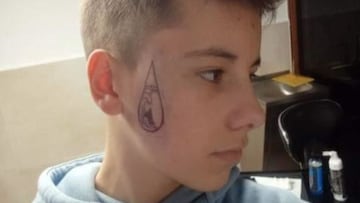 Un ni&ntilde;o con un tatuaje en la cara de una l&aacute;grima que dentro tiene un surfista con una ola, de una frase de Gazir. 