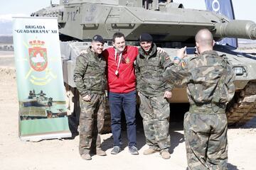 Tomás Roncero ejerció de copiloto de Carlos Sainz por un día en la base militar del Goloso a los mandos del Peugeot 3008 DKR Maxi, el mismo coche con el que el bicampeón ganó el Dakar 2018.