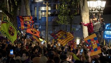 Seguidores del Barcelona celebran el título de Liga en Canaletas.