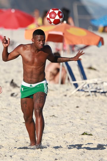 Vinicius disfruta de sus vacaciones en las playas de Río