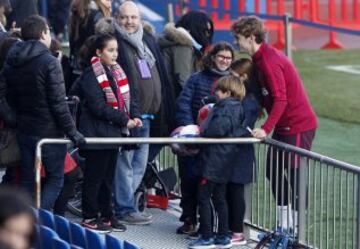 Giezmann posa con unos aficionados.