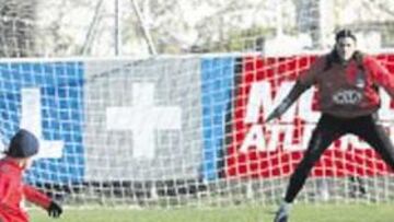 <b>AFINANDO. </b>Torres, como el resto, se hartó de disparar a puerta.