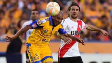 Arévalo Ríos ganándole un balón a Ponzio