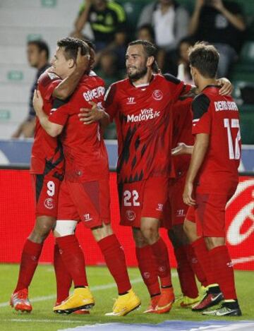 Los jugadores del Sevilla felicitan al francés Gameiro tras marcar el segundo gol ante el Elche.
