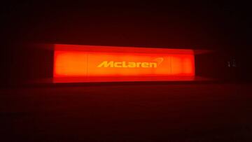 El cartel de McLaren iluminado de naranja.