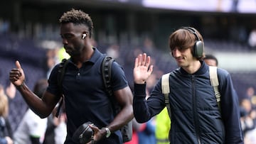 LONDON, ENGLAND - JANUARY 01: Davinson Sanchez and Bryan Gil of Tottenham Hotspur arrive at the stadium prior to the Premier League match between Tottenham Hotspur and Aston Villa at Tottenham Hotspur Stadium on January 01, 2023 in London, England. (Photo by Tottenham Hotspur FC/Tottenham Hotspur FC via Getty Images)