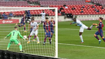 El central remató a placer un saque de esquina lanzado por Carlos Soler.