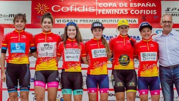 El presidente de la RFEC, Jos&eacute; Luis L&oacute;pez Cerr&oacute;n, posa junto a varias participantes de la Copa de Espa&ntilde;a F&eacute;minas Cofidis.