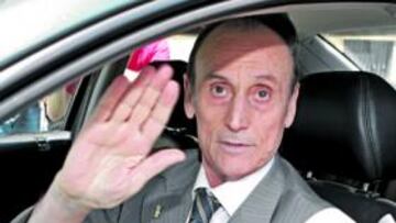 <b>CONTRA TODOS. </b>Lopera, en su coche mientras su oposición a su gestión en el Betis se organiza.