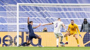 Benzema marcó así el primer gol del Madrid al PSG en 2022.
