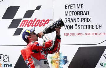 Jorge Lorenzo celebrando al victoria del Gran Premio de Austria en el podio. 