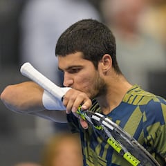 La rodilla da un susto a Alcaraz