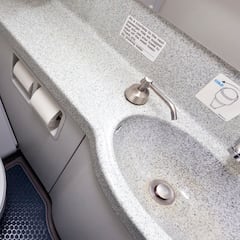 Un piloto experimentado por fin aclara a dónde van los desechos de los baños de los aviones cuando tiras de la cadena