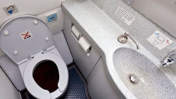 Un piloto experimentado por fin aclara a dónde van los desechos de los baños de los aviones cuando tiras de la cadena