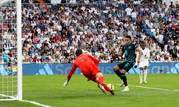 Desajuste defensivo del Real Madrid que castiga el Almería. Buena acción de Ramazani, que termina poniendo el centro raso para encontrar a Lázaro, que solamente tuvo que empujar el balón al fondo de la portería.