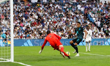 Desajuste defensivo del Real Madrid que castiga el Almería. Buena acción de Ramazani, que termina poniendo el centro raso para encontrar a Lázaro, que solamente tuvo que empujar el balón al fondo de la portería.