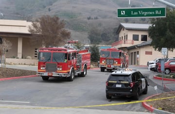 Bomberos en el lugar del accidente aéreo en Calabasas.