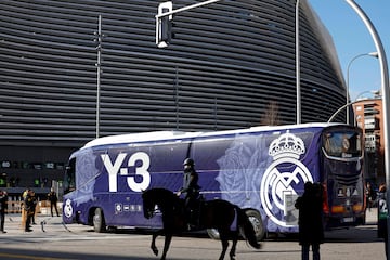 Antes del inicio del encuentro frente al Celta de Vigo uno de los comentarios más repetidos entre los aficionados del Madrid ha sido: ¿Qué significa Y-3? Esta letra y número se podía leer en el nuevo diseño del autobús del club blanco. El autobús luce con un llamativo color morado con las rosas que encontramos en la tercera equipación del Real Madrid. Este nuevo diseño hace referencia a la nueva colección de ropa en conjunto con Y-3 que ya está a la venta en la página web del Real Madrid. Yohji Yamamoto,  uno de los diseñadores de moda más destacados de la actualidad y conocido pionero de la nueva ola japonesa de los años 80.