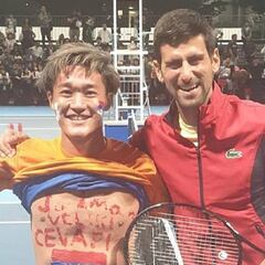 Djokovic cumple el sueño de un japonés que habla serbio