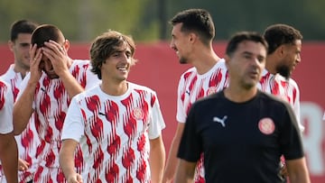 GRAFCAT8842. VILABLAREIX (GIRONA), 01/10/2024.- El jugador del Griona FC Bryan Gil (i) durante el entrenamiento que el equipo gironés ha realizado este martes en la Girona Football Academy para preparar el partido de Liga de Campeones que mañana disputarán ante el Feyenoord. EFE/David Borrat.