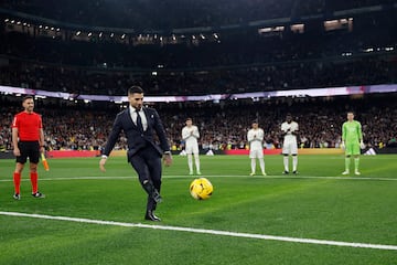 El 25 de febrero, el Real Madrid invit a Ilia Topuria, para hacerle un homenaje en el que el reciente campen del mundo tuvo el privilegio de realizar el saque de honor, en el partido de LaLiga que jug el club blanco contra el Sevilla en el Santiago Bernabu.