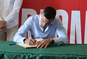 Joselu firma en el libro de visitas ilustres del Ayuntamiento de Boadilla del Monte.


