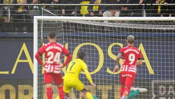 Borja García, de espaldas, observa el gol de penalti de Parejo en el partido disputado por el Girona ante el Villarreal.