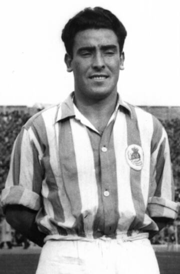 Jugó con la Real Sociedad desde 1946 a 1952