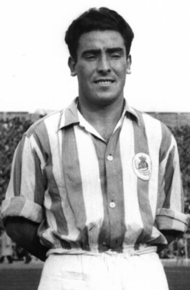 Jugó con la Real Sociedad desde 1946 a 1952.